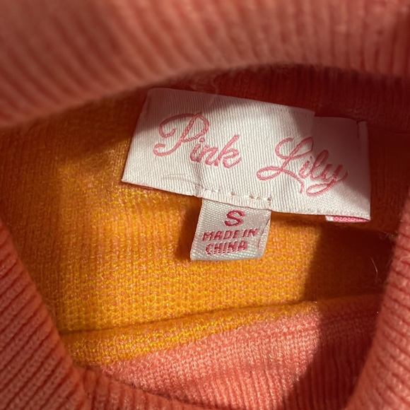 Vintage/ Retro style Pink Lily turtleneck sweater - Picture 2 of 4